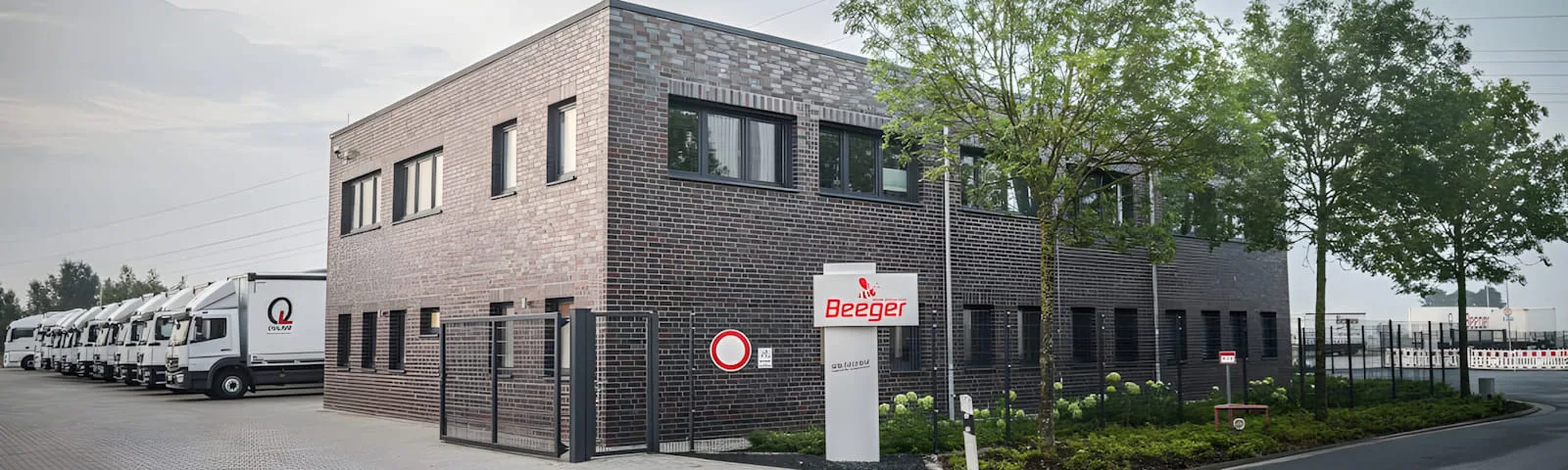 Beeger Logistik office building and fleet at the Weyhe location